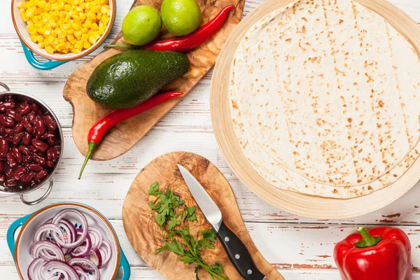 Tortilla mit einer Mischung aus Zutaten — Stockfoto