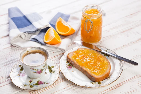 Plátky chleba s marmeládou — Stock fotografie