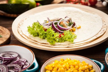 Tortilla maddeler karışımı ile