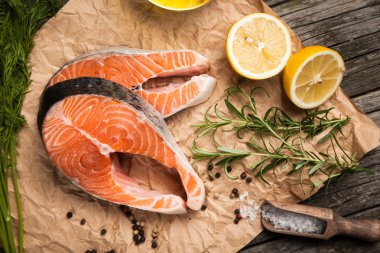 Eski ahşap üzerine taze somon