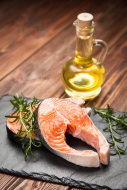 Eski ahşap üzerine taze somon