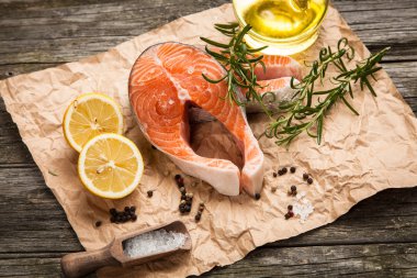 Eski ahşap üzerine taze somon