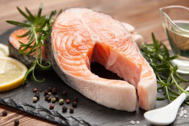 Eski ahşap üzerine taze somon