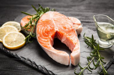 Eski ahşap üzerine taze somon