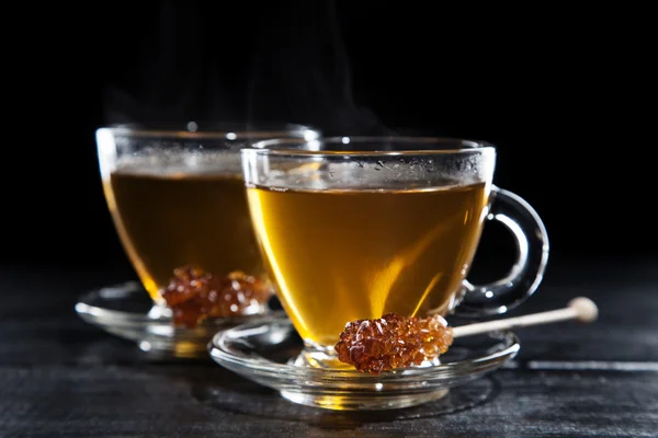 Tasse Tee auf dunklem Hintergrund — Stockfoto