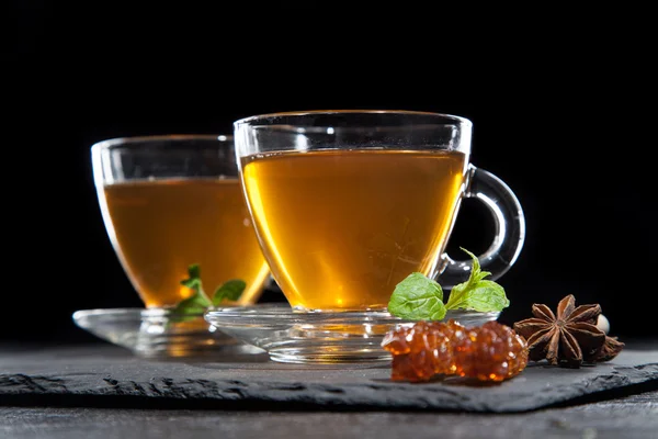 Taza de té sobre fondo oscuro — Foto de Stock