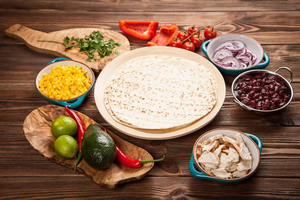 Tortilla com uma mistura de ingredientes — Fotografia de Stock