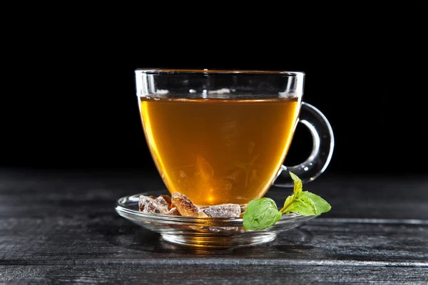 Šálek čaje na tmavém pozadí — Stock fotografie