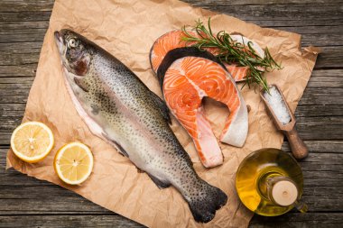 Eski ahşap üzerine taze somon