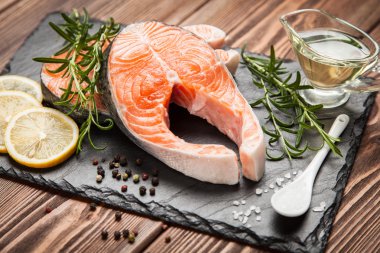 Eski ahşap üzerine taze somon