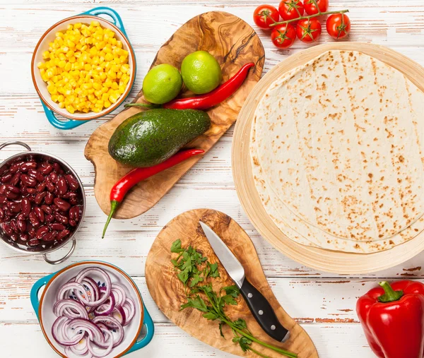 Tortilla mit einer Mischung aus Zutaten — Stockfoto