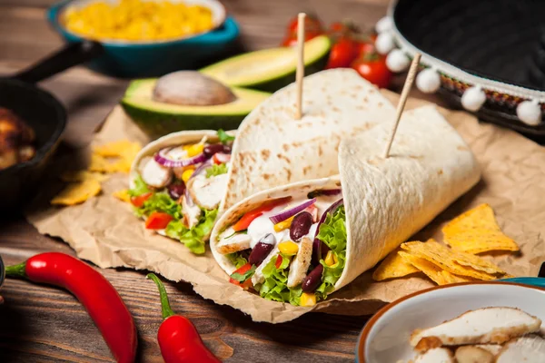 Tortilla com uma mistura de ingredientes — Fotografia de Stock