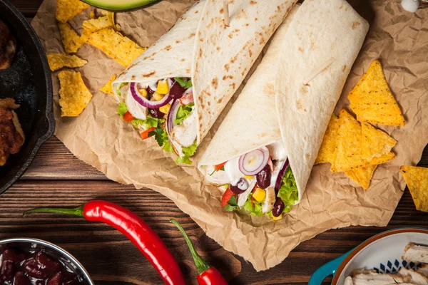 Tortilla com uma mistura de ingredientes — Fotografia de Stock