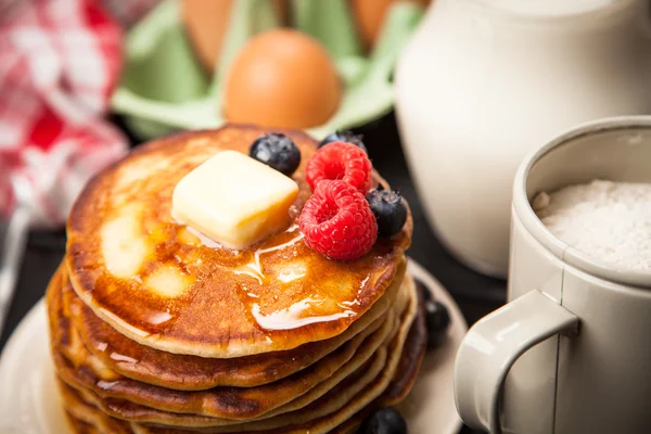 Alta pila di deliziosi pancake — Foto Stock