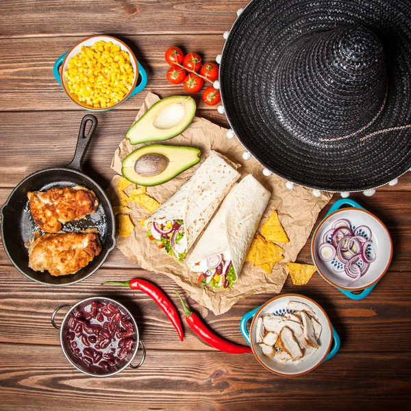 Tortilla avec un mélange d'ingrédients — Photo