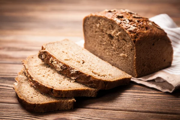 Ποικιλία ψωμιού στην ξύλινη επιφάνεια — Φωτογραφία Αρχείου