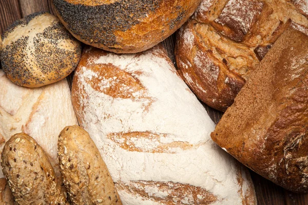 Brood assortiment op houten oppervlak — Stockfoto