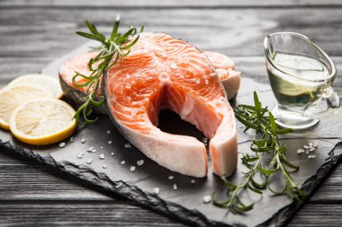 Eski ahşap üzerine taze somon