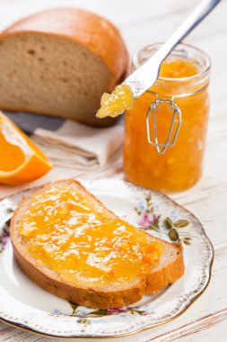 Reçelli ekmek dilimleri