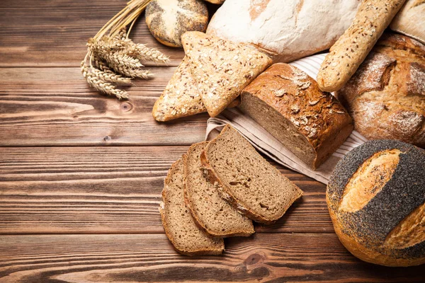 Brotsortiment auf Holzoberfläche — Stockfoto