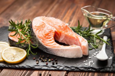 Eski ahşap üzerine taze somon