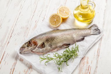 Beyaz ahşap üzerine taze alabalık