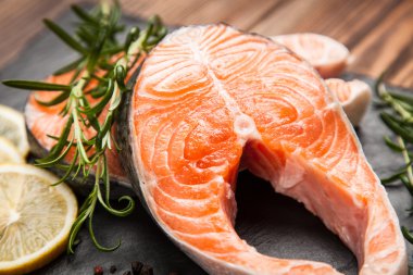 Eski ahşap üzerine taze somon