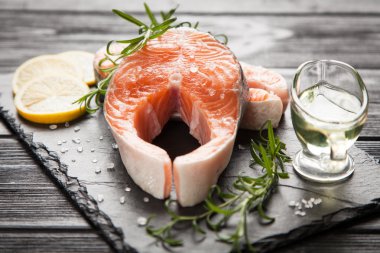 Eski ahşap üzerine taze somon