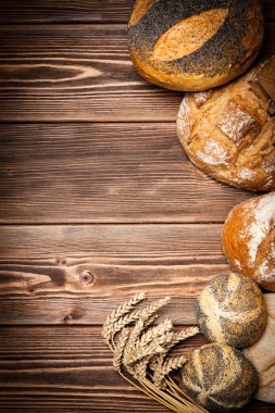 Ahşap yüzey üzerinde ekmek çeşitler