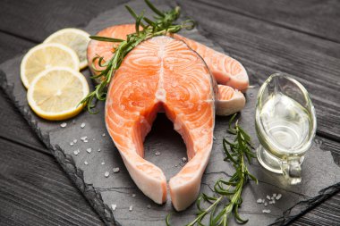 Eski ahşap üzerine taze somon