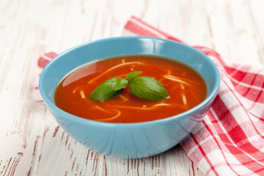 domates çorbası ve fesleğen