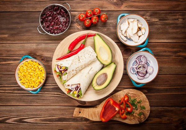 Tortilla con una mezcla de ingredientes — Foto de Stock