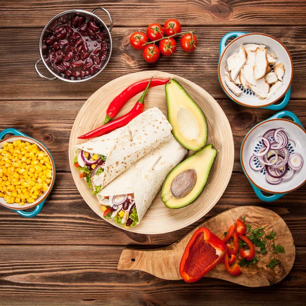 Tortilla com uma mistura de ingredientes — Fotografia de Stock