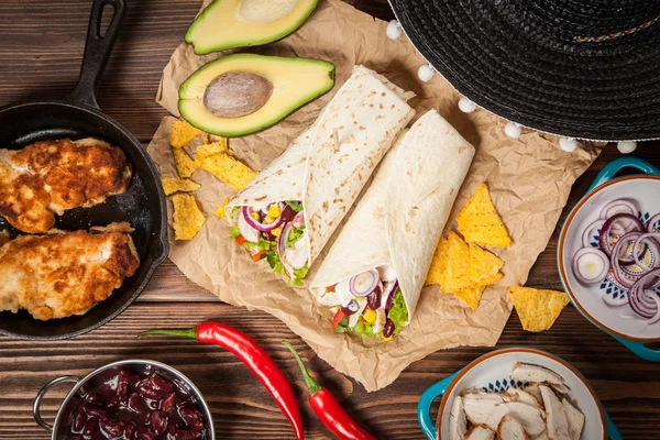 Tortilla mit einer Mischung aus Zutaten — Stockfoto