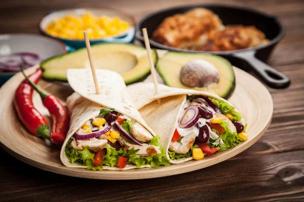 Tortilla com uma mistura de ingredientes — Fotografia de Stock