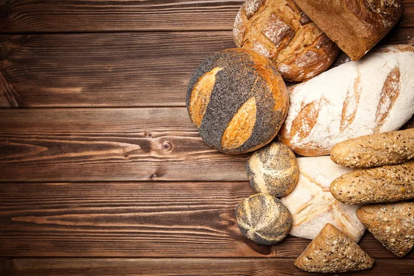 在木质表面上的面包分类 — 图库照片