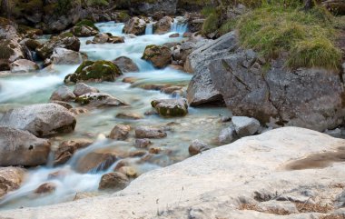 Nehirde kayalarla temiz su