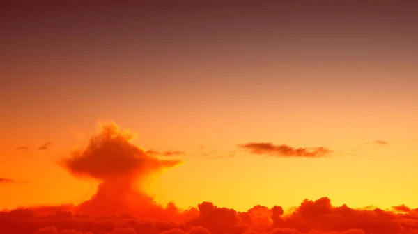 Günbatımı Gökyüzünde Renkli Bulutlar — Stok fotoğraf