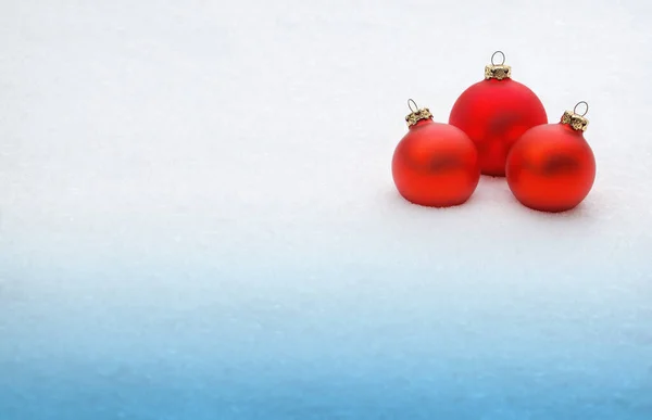 Achtergrond Met Drie Rode Kerstballen Sneeuw — Stockfoto