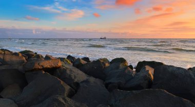 Gün batımında balıkçı teknesi