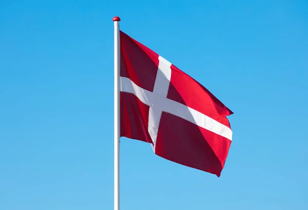 Maszt Flagowy Flagą Duńską Przeciwko Błękitnemu Niebu — Zdjęcie stockowe