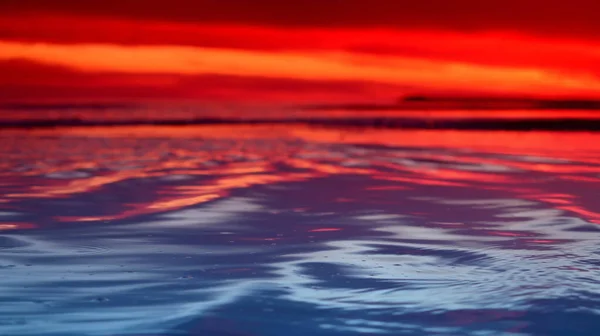 美丽的落日掠过海洋 浅浅的田野 — 图库照片