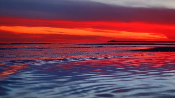 Belo Pôr Sol Sobre Oceano Profundidade Campo Rasa — Fotografia de Stock