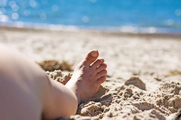 Voeten op het strand Rechtenvrije Stockafbeeldingen