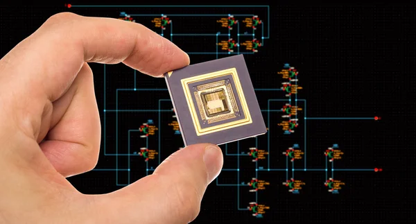Microprocessador na mão sobre o diagrama esquemático do circuito — Fotografia de Stock
