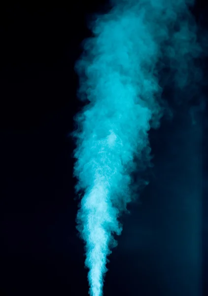 黒の背景に青い蒸気 — ストック写真