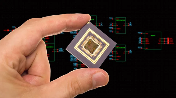 Microprocesador en mano sobre diagrama esquemático de circuito — Foto de Stock