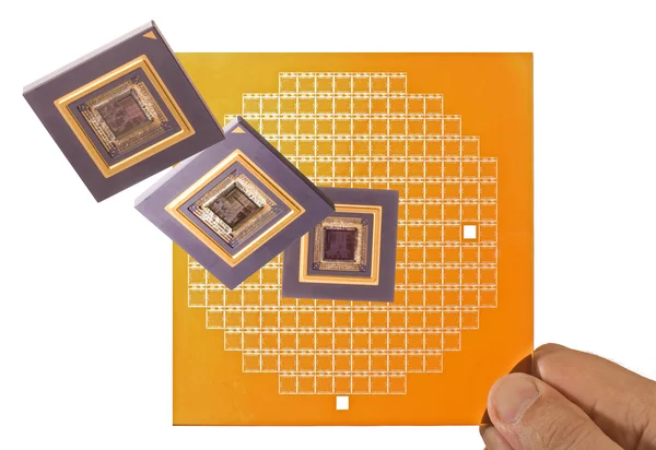 Microprocessore e maschera chip in mano — Foto Stock