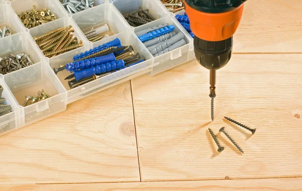 Taladro inalámbrico, tornillos y caja de herramientas — Foto de Stock