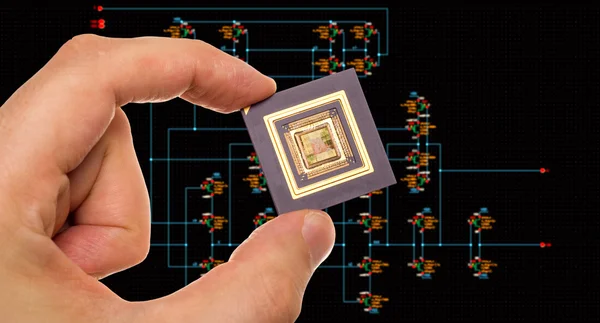 Microprocessador na mão sobre o diagrama esquemático do circuito — Fotografia de Stock